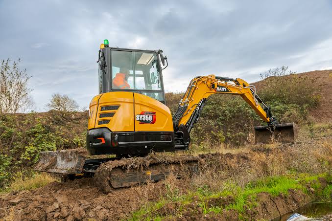 SANY 3.5-ton excavator working on uneven ground