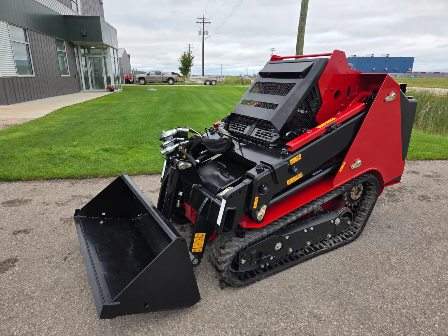 Mini skid steer with bucket attachment